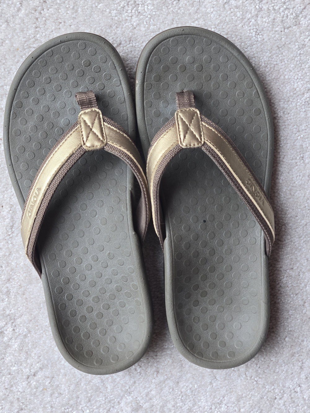 Vionic Olive and Tan Casual Flip Flops Womens 6 - Picture 4 of 7